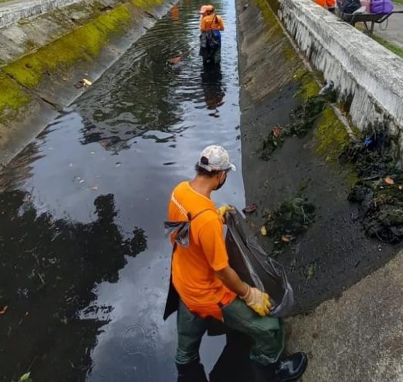 Sistema de drenagem dos bairros Gonzaga, José Menino, Caneleira, Rádio Clube e Bom Retiro, em Santos, passam por limpeza pré-verão