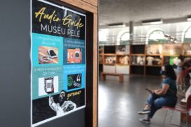 Para ouvir as explicações, o visitante precisa ter instalado em seu aparelho celular ou tablet o aplicativo Spotify