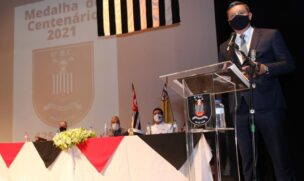 Prefeito de Santos recebe Medalha do Centenário do 6&ordm; Batalhão da PM