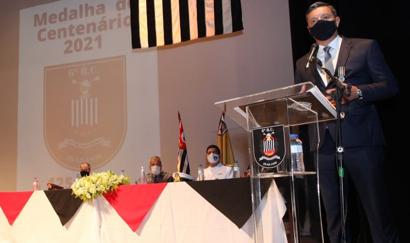 Prefeito de Santos recebe Medalha do Centenário do 6&ordm; Batalhão da PM