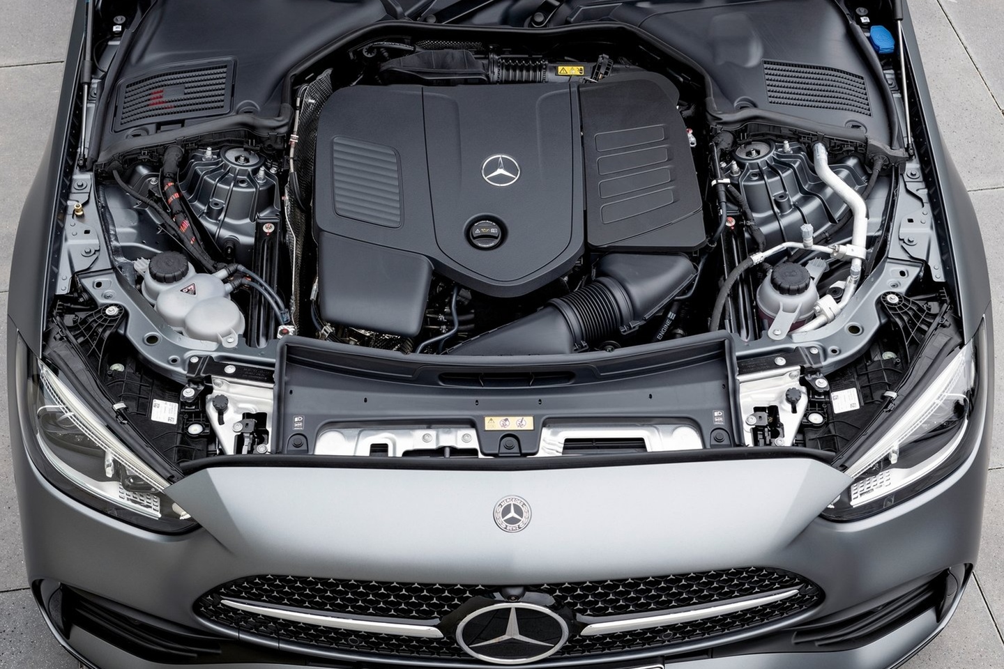 As versões da sexta geração do Classe C têm o novo motor a gasolina de quatro cilindros equipado com o sistema de bordo de 48V EQ Boost