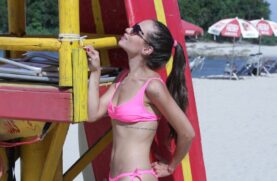 Talita Bortolussi no melhor estilo 'rosa chiclete' na Praia de Camburi, em São Sebastião/SP