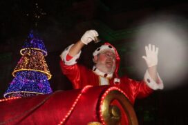 Parada de Natal emociona milhares de crianças e adultos no Centro de Santos