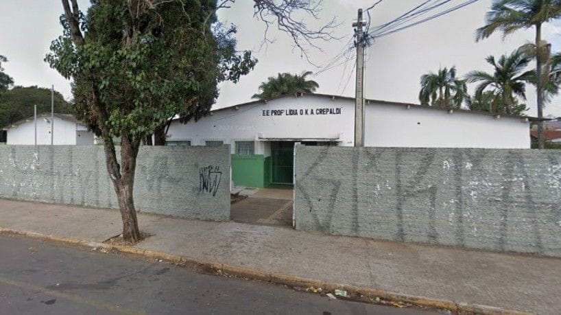 Pai agride professor dentro de sala de aula e o acusa de assediar adolescente