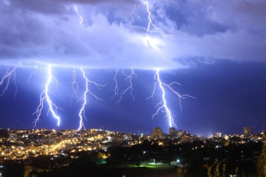 Esse conhecimento é fundamental para evitar tragédias, especialmente em áreas abertas ou litorâneas