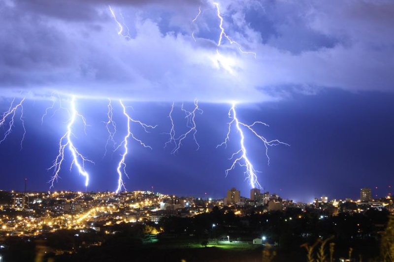 Esse conhecimento é fundamental para evitar tragédias, especialmente em áreas abertas ou litorâneas