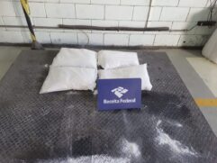 Os sacos com cocaína estavam misturados a uma carga com gesso
