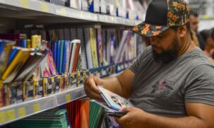 De acordo com a Associação Brasileira de Fabricantes e Importadores de Artigos Escolares, as indústrias e os importadores estão sofrendo esse ano um grande aumento de custos