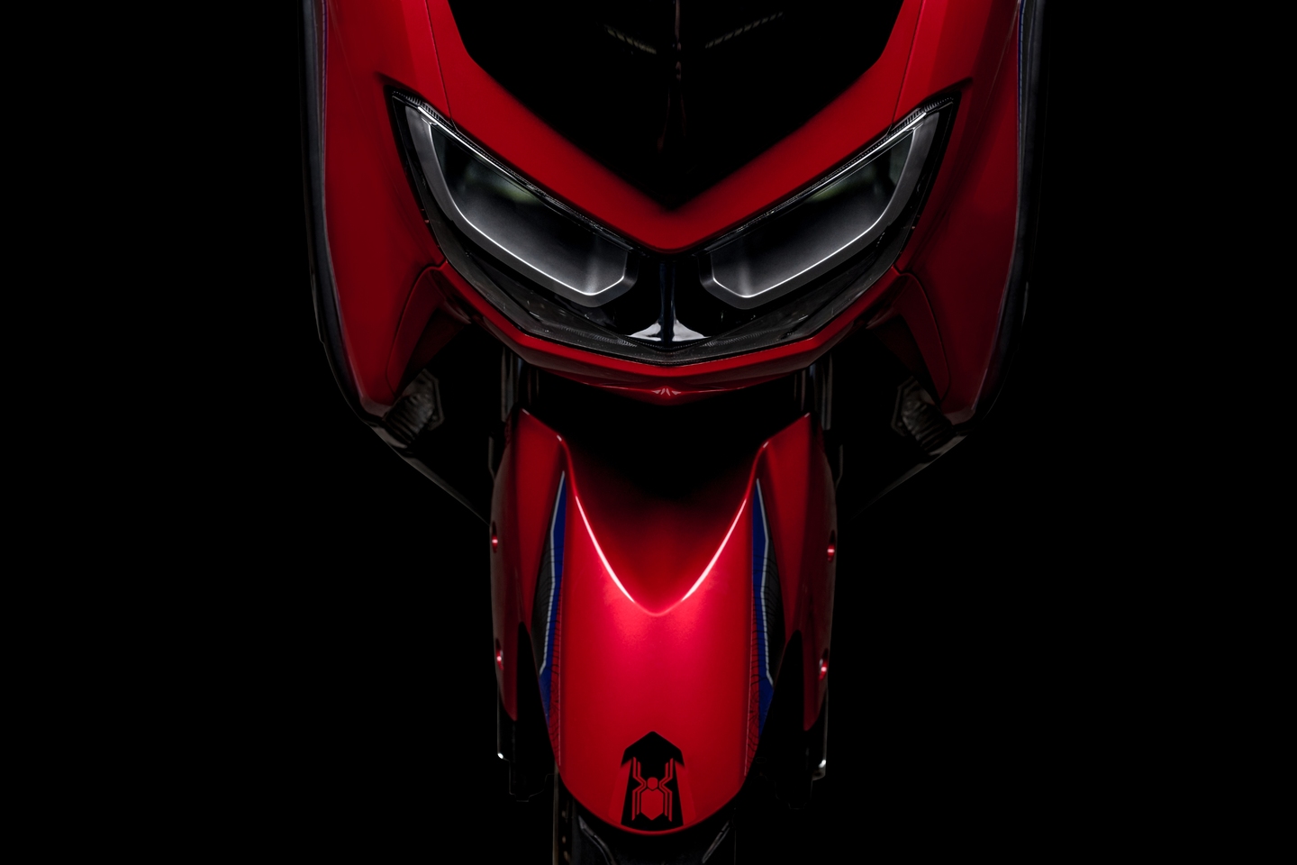 A NMax Homem-Aranha tem câmbio automático, sistema Smart Key, que por aproximação permite ligar a moto, e tomada 12 volts