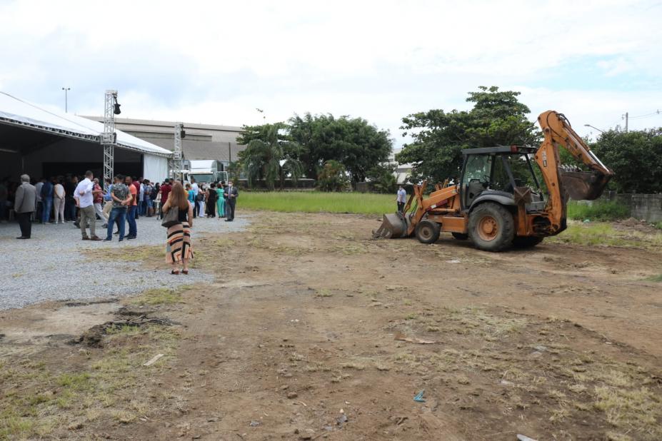 Do total de recursos, cerca de R$ 8 milhões serão destinados ao início das obras de um conjunto habitacional, com 136 moradias, para a comunidade da Vila Sapo, na Ponta da Praia