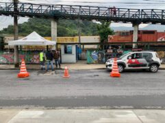 Trem passa próximo da Vila Esperança e da Vila Natal, em Cubatão