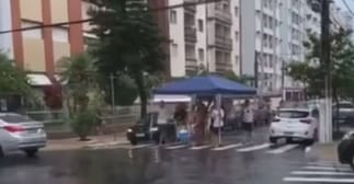 Turistas de Praia Grande deram um jeito de ir para a praia mesmo com chuva
