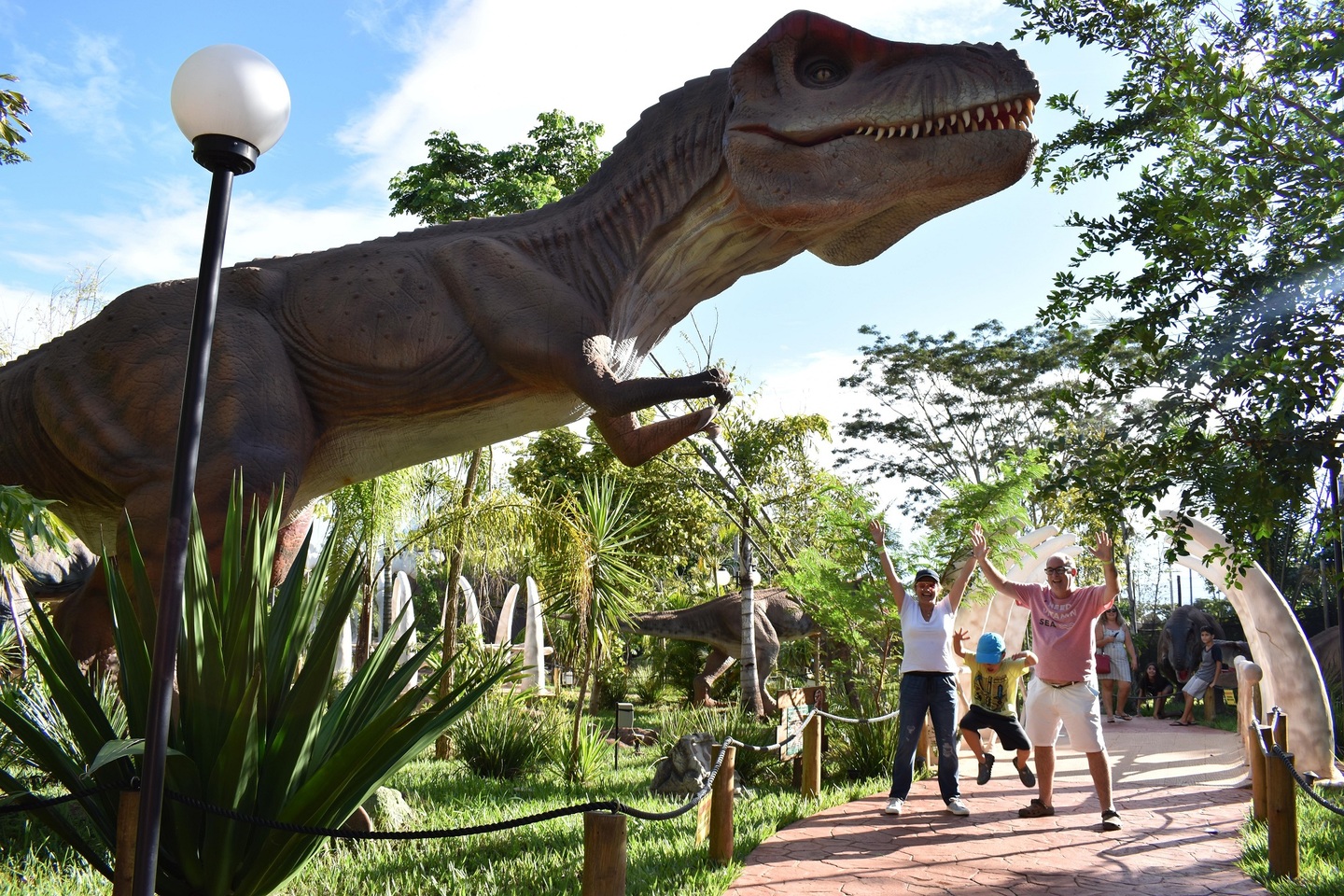 O Vale dos Dinossauros, em Olímpia, promete encantar os pequenos fãs de dinos