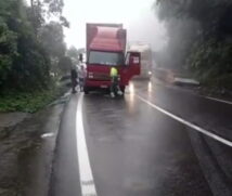 Caminhão pega fogo após acidente e bloqueia subida da serra na Anchieta