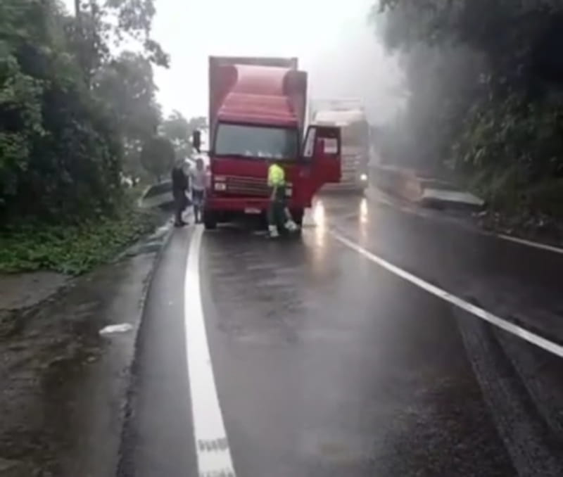 Caminhão pega fogo após acidente e bloqueia subida da serra na Anchieta