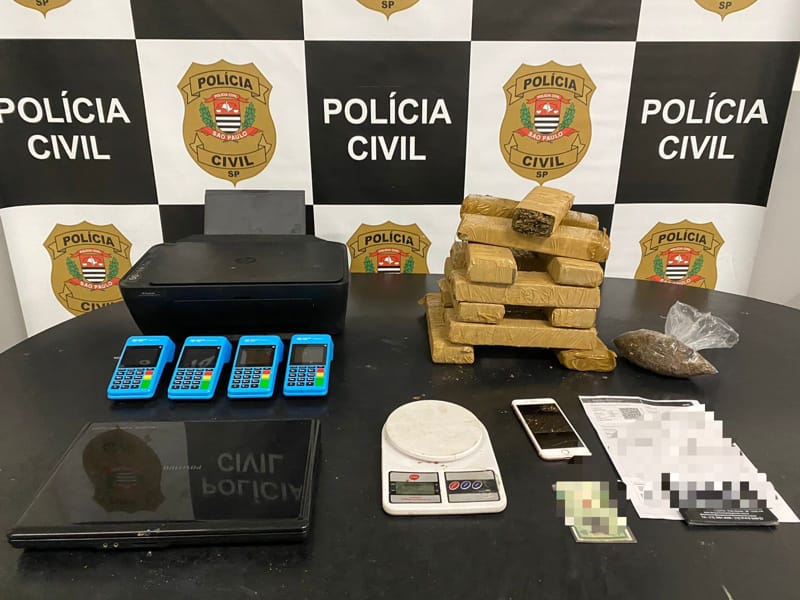 A equipe conseguiu deter um dos suspeitos e apreender sua mochila, onde havia 13 tabletes de maconha (10130 g) e uma porção à granel (164g) da mesma substância
