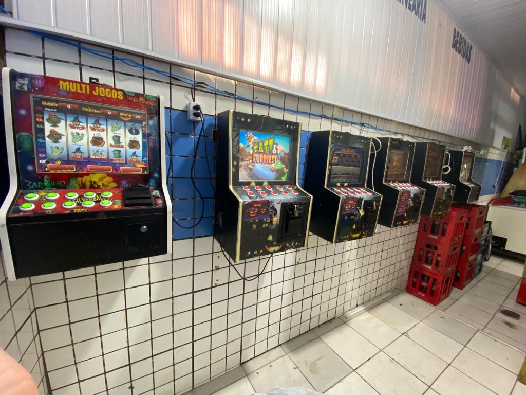 Policiais da Delegacia Sede de São Vicente se dirigiram até o comércio clandestino, no bairro Tancredo Neves,