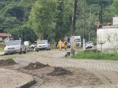 Trabalhadores seguem lavando ruas, limpando o canal, recolhendo lixo e entulho acumulados pela chuva e permanecerão no local durante toda o dia