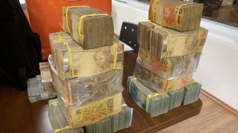 Durante as diligências, a PF apreendeu mais de R$ 700 mil em espécie em endereços ligados aos investigados