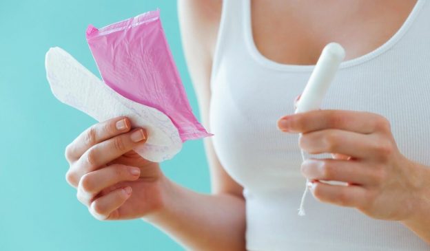Dentro dessa gama de contraceptivos, a especialista chama a atenção para os de longa duração que são os implantes que possuem duração de três anos e o DIU