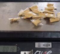 Uma mãe enviou para o filho uma encomenda que continha 18 gramas de cocaína