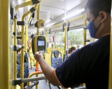 Para se inscrever, o interessado deverá acessar o site da Prefeitura de Guarujá, selecionar a aba Educação e clicar na opção Passe Livre