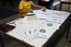 Prefeitura de Guarujá entregou na manhã desta terça-feira (11), 106 títulos de propriedade definitiva, dos 350 lotes regularizados, às famílias do Núcleo Habitacional Santa Cruz dos Navegantes