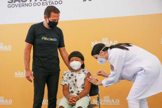 Menino indígena de 8 anos é primeira criança vacinada contra Covid