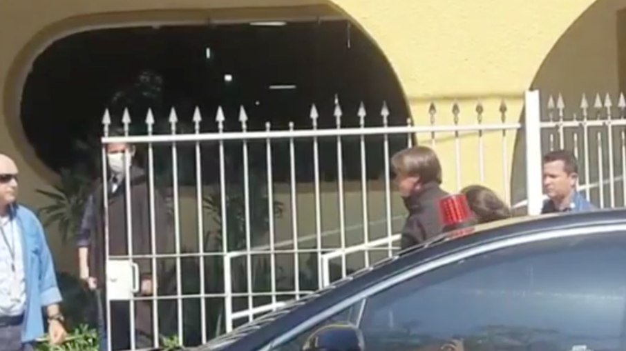 Bolsonaro fez a primeira leitura da missa, um trecho de Coríntios