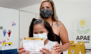 O ponta pé inicial das imunizações deste público, aconteceu nas dependências da Associação de Pais e Amigos dos Excepcionais (APAE)