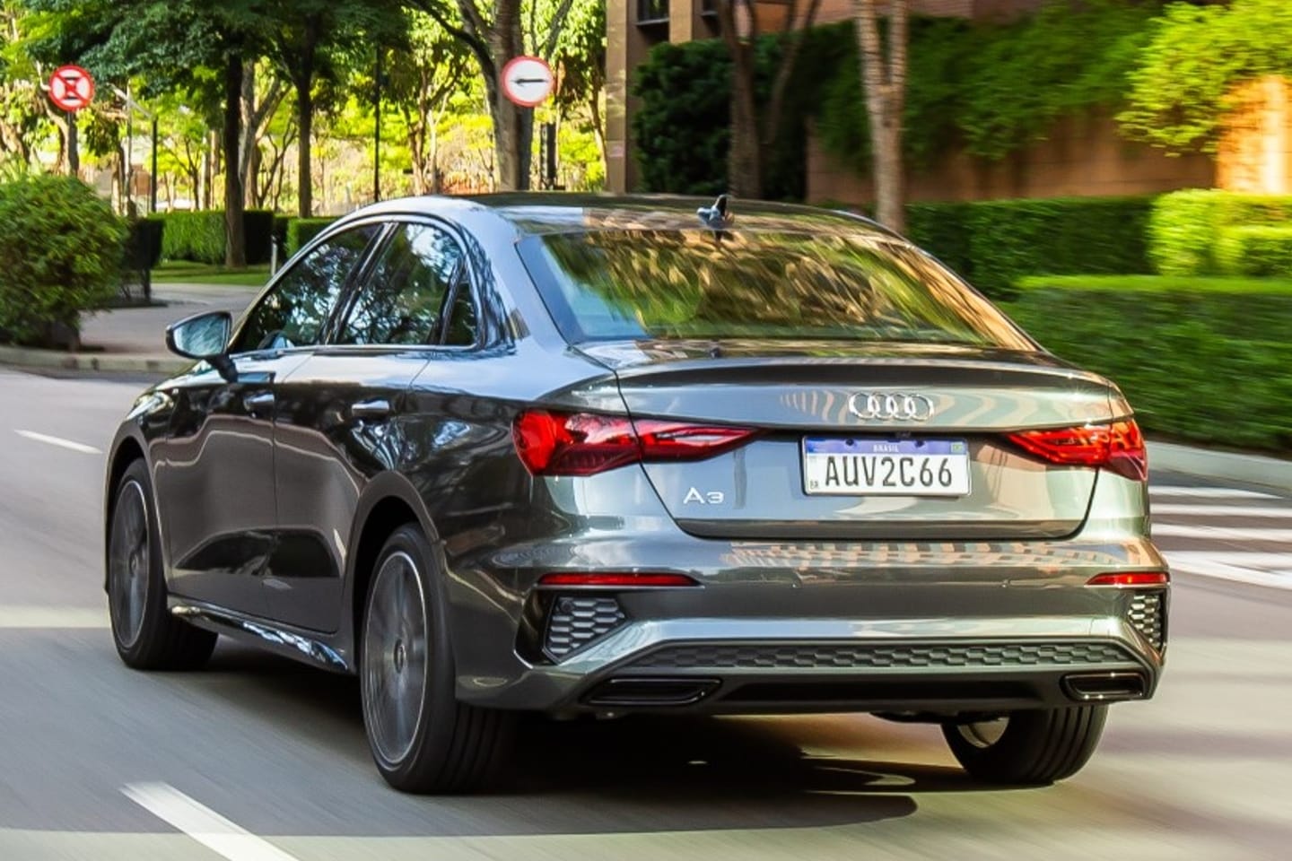 O sistema de suspensão traseira é independente e combina conforto de condução com boa dinâmica, segundo a engenharia da Audi