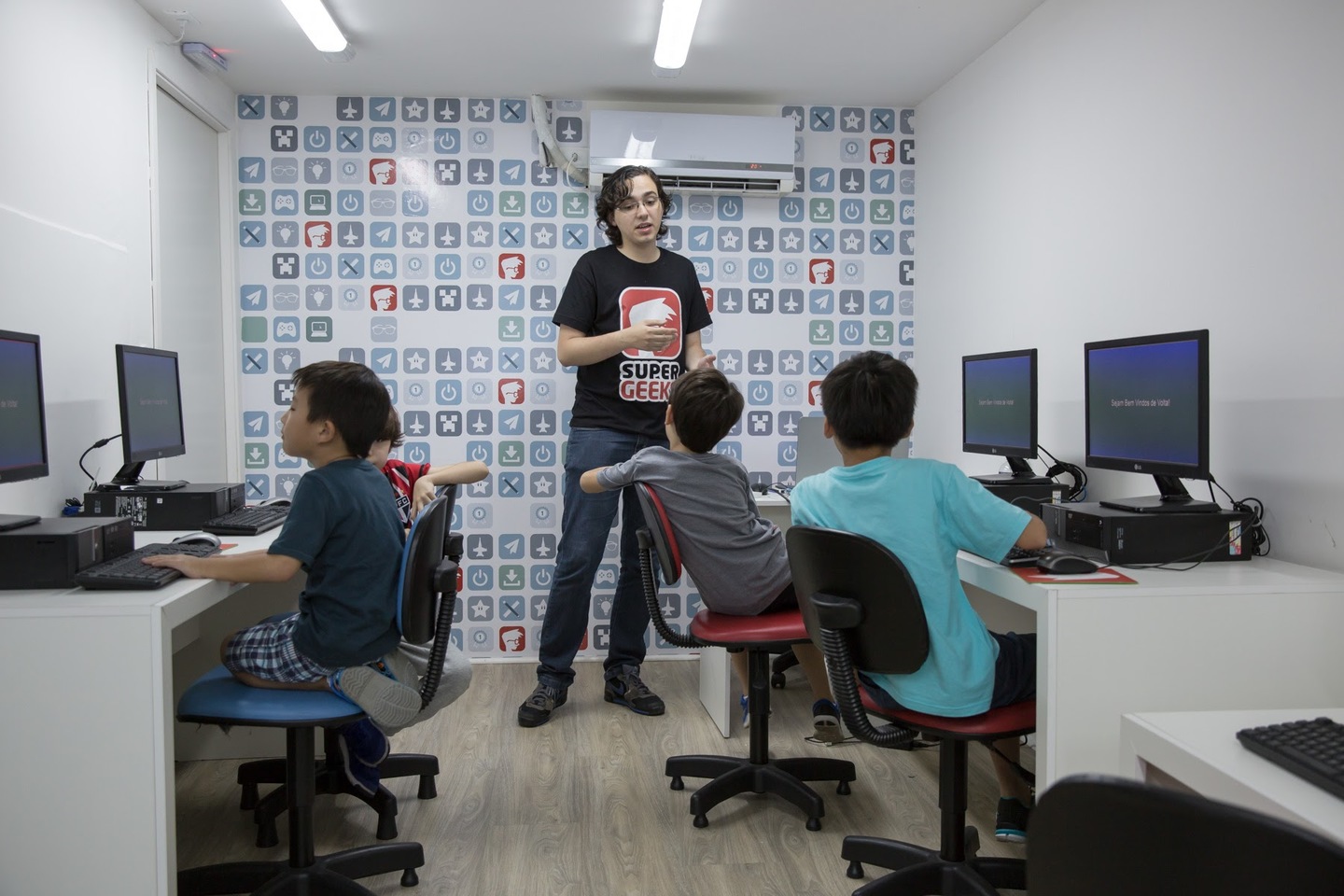 Na SuperGeeks é possível matricular crianças a partir de 5 anos, com 7, elas já podem aprender programação