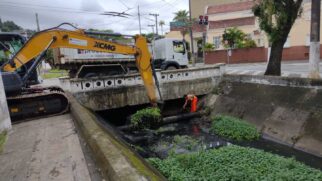 Paralelamente, outra equipe iniciou, quarta-feira (5), a limpeza manual em bocas de lobo e poços de visita nas vias da Pompeia, enquanto um terceiro grupo promove, a partir desta sexta (7), o mesmo serviço nas ruas do Gonzaga