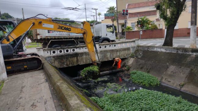 Paralelamente, outra equipe iniciou, quarta-feira (5), a limpeza manual em bocas de lobo e poços de visita nas vias da Pompeia, enquanto um terceiro grupo promove, a partir desta sexta (7), o mesmo serviço nas ruas do Gonzaga