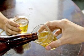 O estudo define consumo leve ou pesado considerando uma lata de cerveja ou uma taça de vinho como um total de duas unidades de álcool