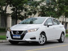 Quem topa abrir mão do câmbio CVT e de algumas novidades tecnológicas, pode levar para casa um Versa com o visual da atual geração pagando quase 23% a menos
