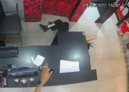 Funcionária desmaiou após assaltante apontar arma de fogo contra ela