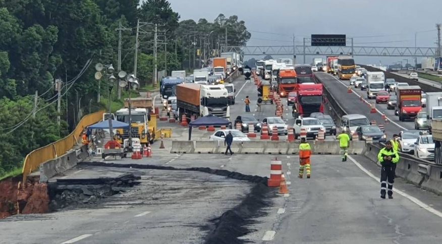 O trânsito precisou ser desviado para a via expressa, que ficou congestionada