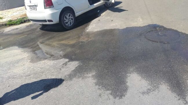 O vazamento de esgoto acontece em oito pontos da avenida Governador Mário Covas Júnior, na orla da praia