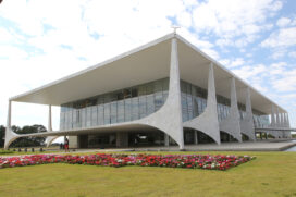 Até o momento, houve apenas reuniões pontuais e separadas, por exemplo, entre a Casa Civil e servidores da Receita Federal