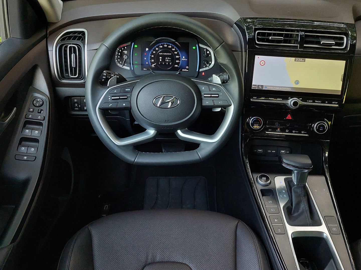 A versão Platinum do Creta exibe central multimídia BlueNAV de 10,25 polegadas é voltada ergonomicamente ao motorista. O volante de quatro raios com base achatada reforça a esportividade