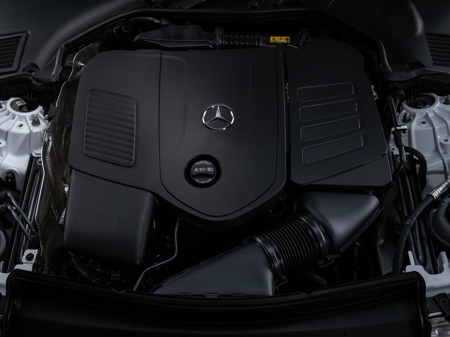 Com motor a gasolina M254 de quatro cilindros turbinado, a versão 300 AMG Line 2,0 litros de 258 cavalos e 40,8 kgfm possui um gerador de partida de segunda geração