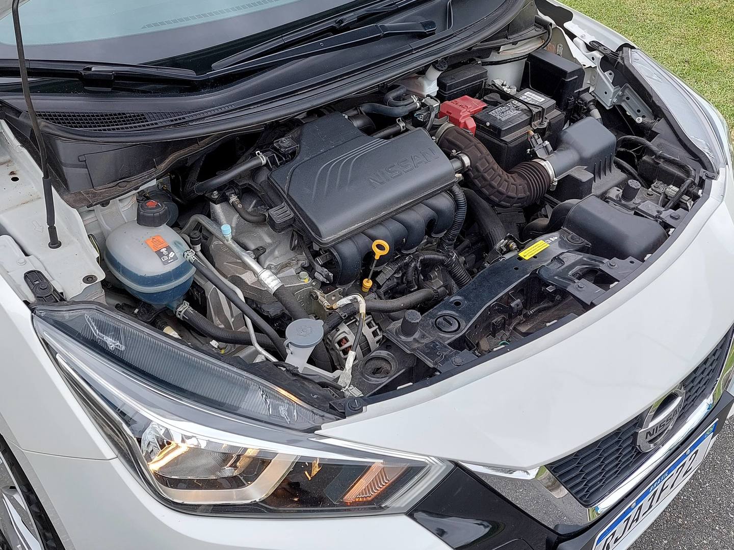 Em todas as versões do Versa, o motor e câmbio são 1.6 de quatro cilindros flex de 114 cavalos e 15,5 kgfm, com opção manual de 5 marchas ou Xtronic CVT