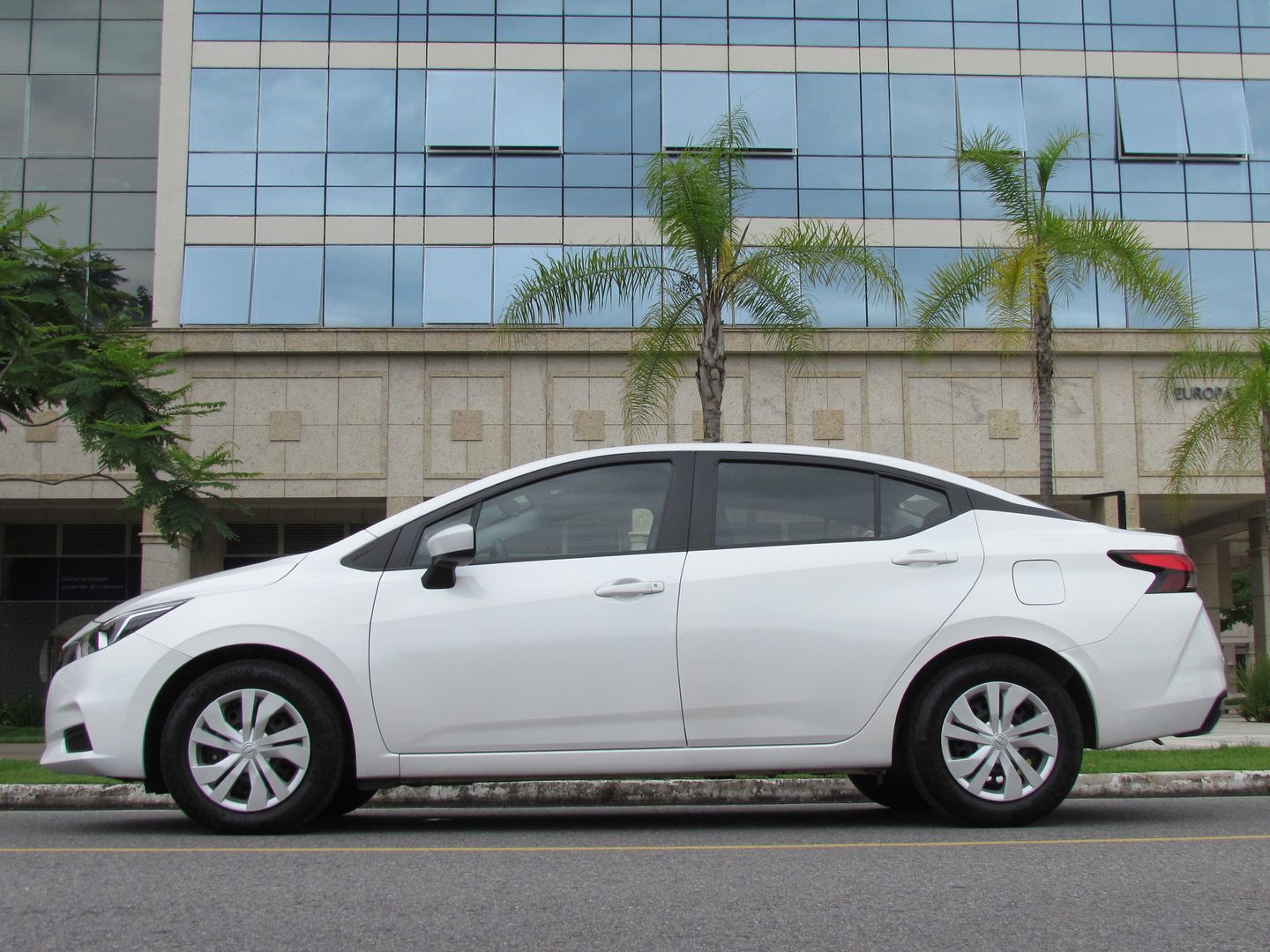 O Versa adota o conceito estético denominado pela Nissan de 'geometria emocional', caracterizado por linhas simples, mas que transmitem sensação de força