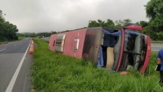 O acidente aconteceu no canteiro central do Km 409, na pista sentido São Paulo