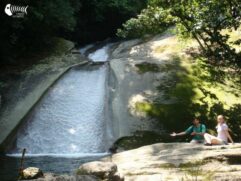 O ponto alto da trilha é a cachoeira do Cabuçu, com cerca de 10 metros de altura, que desce uma enorme rocha, verdadeiro escorregador, e forma uma grande piscina natural