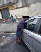Homem morre em pé e encostado em carro, em Santos