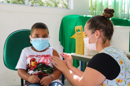 Crianças já estão sendo vacinadas contra covid-19 em Mongaguá