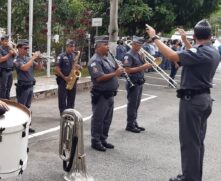 A banda, regida pelo maestro 1° sargento da Polícia Militar (PM) Leandro Serafim Gonçalves, conta com 14 agentes musicistas