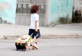 Ensino infantil é importante para o desenvolvimento das crianças, dizem especialistas